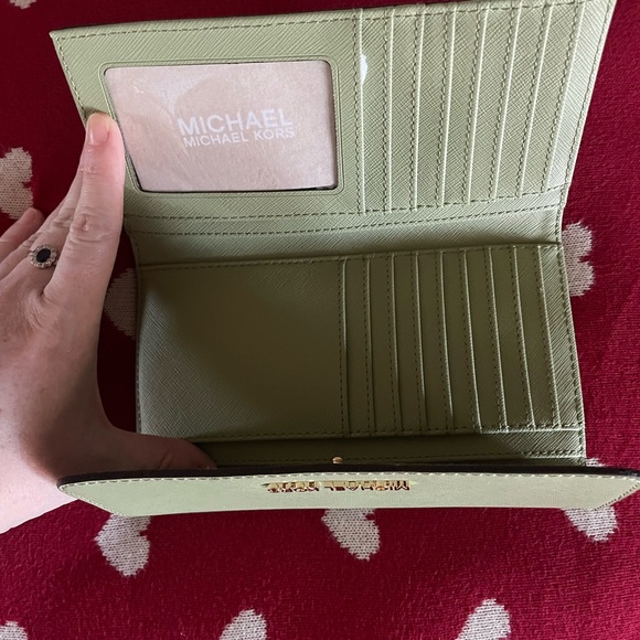 Michael Kors Jetset trifold wallet - Picture 3 of 4